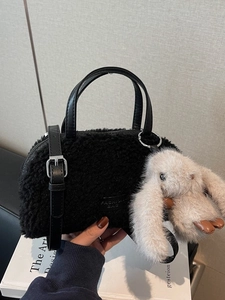 Schwarze Plüsch-Schultertasche mit Lederriemen und süßem beigem Hasen-Anhänger