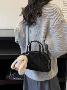 Schicke schwarze Plüsch-Schultertasche aus Kunstlammfell mit süßem Hasen-Anhänger