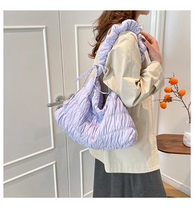 Detail van de lavendelkleurige cloud tote tas met gewatteerde textuur en plooiband