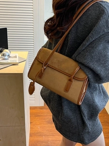 Bolso de hombro vintage de gamuza marrón con colgante de corazón para ropa de oficina