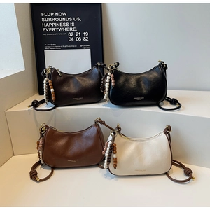 Grupo de cuatro bolsos de media luna de cuero sintético con borlas de cuentas boho
