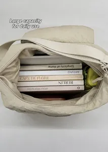 Vista interna che mostra la grande capacità della borsa a tracolla beige per i libri