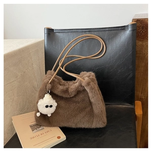 Borsa a secchiello marrone in ecopelliccia con ciondolo di peluche e tracolla