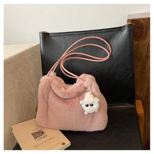 Dettaglio della borsa a secchiello in ecopelliccia rosa con ciondolo peluche