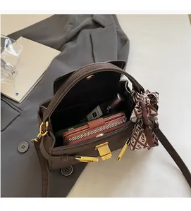 Vue détaillée de l'intérieur du sac à main marron montrant sa grande capacité de rangement