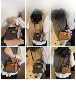 Vues détaillées du sac bandoulière vintage en daim avec serrure dorée et foulard en soie