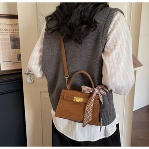 Sac fourre-tout en daim caramel avec fermoir rotatif doré et foulard en soie imprimé