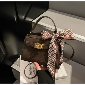 Détail d'un mini sac à main marron avec logo CHERIMATE et foulard en soie sur la poignée
