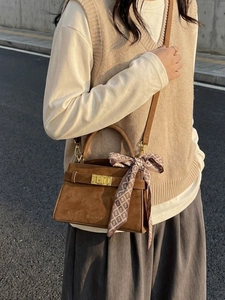 Sac bandoulière en daim marron rétro avec poignée en foulard de soie et fermoir doré