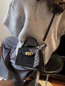 Sac à main élégant en similicuir noir avec fermoir doré et accessoire de foulard à carreaux