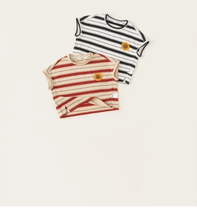 Détail de t-shirts rayés en coton pour enfants avec broderie tournesol et fentes latérales