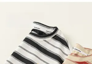 Gros plan sur le col rond et le tissu en coton rayé doux montrant les détails de couture