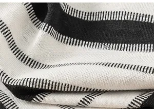 Détail du tricot de coton doux à rayures noires et blanches sur débardeur enfant