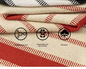Vue macro détaillée du tissu à carreaux doux montrant la texture tricotée rouge et beige