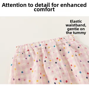 Détail du pantalon à pois pour bébé fille montrant la taille élastique et la texture du tissu