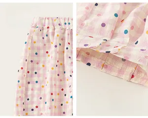 Détail de la taille élastique et de l'ourlet plissé du pantalon léger à pois pour filles