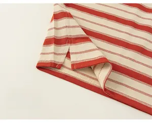 Détail de la fente latérale et des coutures du t-shirt rayé rouge et blanc pour enfants