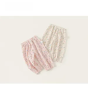 Détail de pantalon en coton à pois colorés avec taille élastique pour bébé fille