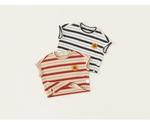 Détail de hauts sans manches rayés pour enfants avec broderie tournesol et fentes latérales