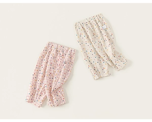 Détail de pantalons pour bébés à pois roses et crème avec taille élastique souple