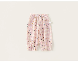 Détails du motif à carreaux rose et pois colorés sur le pantalon léger en coton
