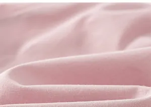 Dettaglio del morbido tessuto di cotone rosa con trama fine e pieghe delicate