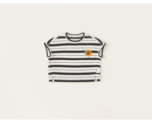 Détail d'un T-shirt enfant rayé avec broderie tournesol et fente latérale sur le bas