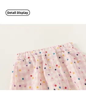 Vue détaillée de la taille élastique pour enfants avec pois colorés et motif plaid