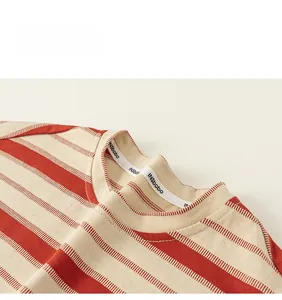Détail du t-shirt en coton à rayures rouges et blanches avec bande de renfort au col