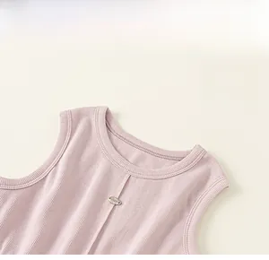 Dettaglio di un abito rosa senza maniche in cotone con trama a costine e scollo rotondo