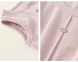 Dettaglio dell'abito smanicato rosa in cotone a coste con targhetta vogue e bordi rifiniti