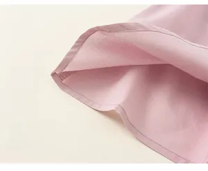 Primo piano dettagliato che mostra cuciture fini e trama del tessuto dell'abito rosa