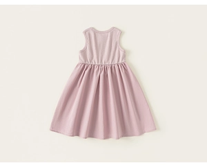 Dettaglio dell'abito smanicato in cotone rosa loto per bambina con gonna a pieghe