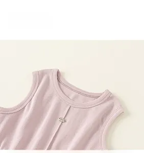 Dettaglio dello scollo in maglia a coste lavanda con fibbia decorativa ovale in metallo