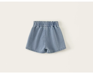 Dettaglio degli shorts in denim azzurro per bambine con comoda fascia elastica in vita
