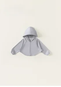 Détail de la veste de protection solaire grise pour enfants avec tissu respirant UPF 50+