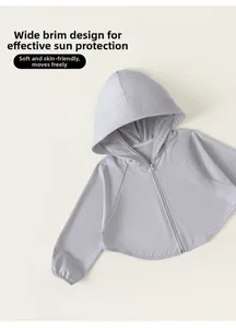 Veste légère enfant anti-UV avec capuche à large bord et tissu gris respirant