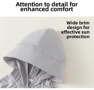 Détail d'une veste de protection solaire gris clair avec large bord et maille respirante