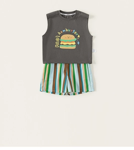 Détail du haut sans manches gris foncé avec imprimé hamburger et short rayé coloré