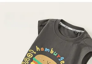 Détail du haut gris sans manches pour enfant avec imprimé hamburger et col rond