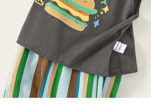 Détail d'ensemble d'été en coton pour enfant avec imprimé burger et rayures