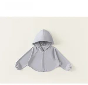 Détail d'une veste de protection solaire grise pour enfants avec capuche et poignets