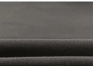 Gros plan sur un tissu en maille gris foncé montrant la texture fine et la matière douce