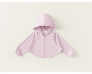 Détail de la veste légère violet clair avec capuche anti-UV et fermeture éclair