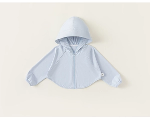 Macro d'une veste de protection solaire bleu clair pour enfants avec zip et tissu en maille