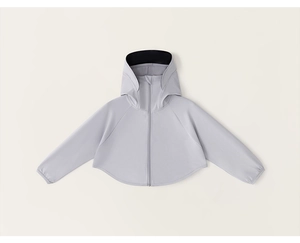 Détail de la veste de protection solaire gris clair à capuche avec ourlet incurvé et poignets