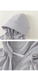 Détail de la veste de protection solaire gris clair avec tissu respirant en maille alvéolée