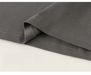 Vue détaillée de l'ourlet en maille de coton gris anthracite avec couture à double aiguille