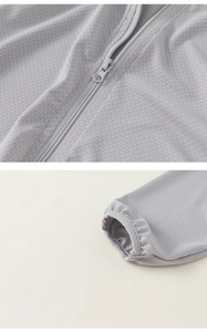 Détail du tissu en maille respirante gris clair avec fermeture éclair et poignets élastiques