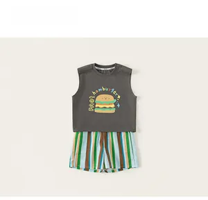 Vue détaillée du débardeur gris à motif burger et du short à rayures multicolores pour enfant